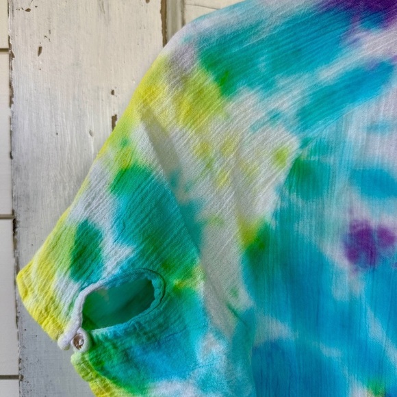 ACOLE’, NWOT, TIE-DYED HENLEY SHIRT. SPLIT SIDES WITH HI-LOW HEM. SIZE 0 - Picture 6 of 8